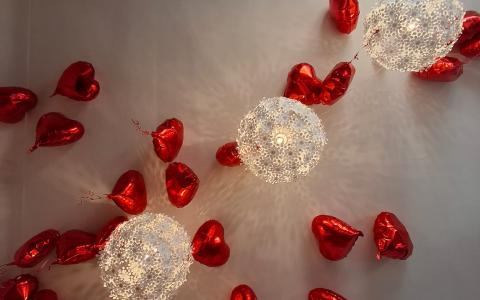 Weiße Lampen, rote Ballons